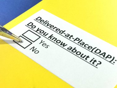 Teslimat yeri hakkında bir kişi soruya cevap veriyor (DAP).