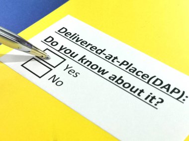 Teslimat yeri hakkında bir kişi soruya cevap veriyor (DAP).