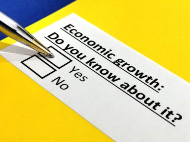 Bir kişi ekonomik büyüme ile ilgili soruya cevap veriyor.
