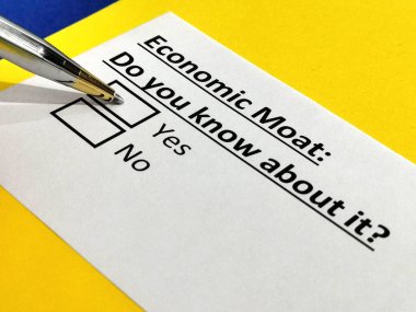 Bir kişi ekonomik hendekle ilgili soruya cevap veriyor..