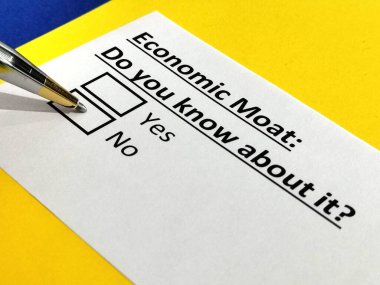 Bir kişi ekonomik hendekle ilgili soruya cevap veriyor..