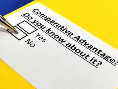 Bir kişi karşılaştırmalı avantaj sorusunu cevaplıyor..