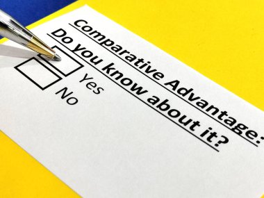 Bir kişi karşılaştırmalı avantaj sorusunu cevaplıyor..
