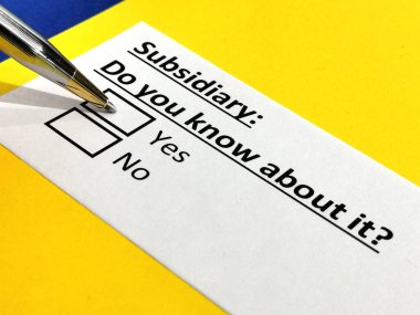 Bir kişi yan kuruluşla ilgili soruya cevap veriyor..