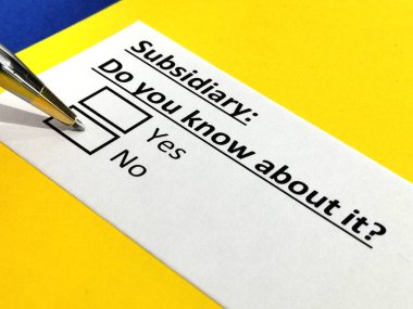 Bir kişi yan kuruluşla ilgili soruya cevap veriyor..