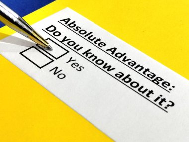 Bir kişi mutlak avantaj hakkındaki soruyu cevaplıyor..