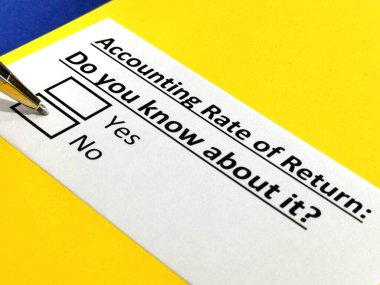 Bir kişi geri dönüş oranıyla ilgili soruya cevap veriyor..