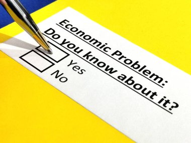 Bir kişi ekonomik soruna cevap veriyor.