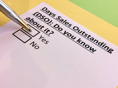 Bir kişi günlerce süren satışlarla ilgili soruya cevap veriyor (DSO).