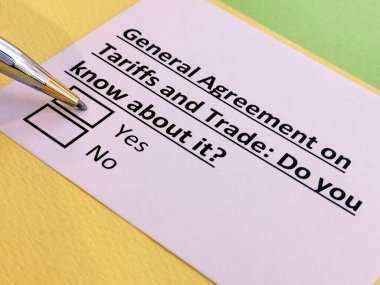 Bir kişi genel tarifeler ve ticaret anlaşmasıyla ilgili soruları yanıtlıyor.