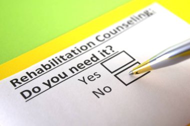 Bir kişi rehabilitasyon danışmanıyla ilgili soruya cevap veriyor..