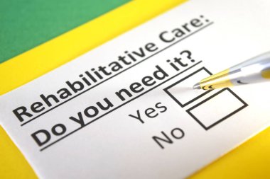 Rehabilitasyonla ilgili soruya bir kişi cevap veriyor..