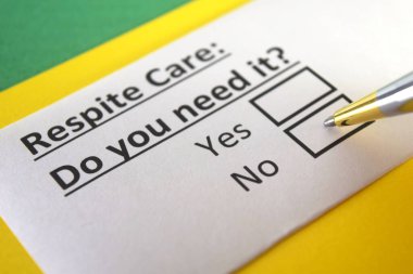 Bir kişi dinlenme bakımıyla ilgili soruya cevap veriyor.