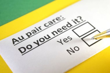 Bir kişi Au çiftinin bakımıyla ilgili soruya cevap veriyor..