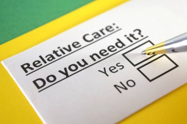 Bir kişi göreceli bakım hakkındaki soruyu cevaplıyor..