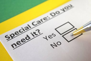 Bir kişi özel bakım ile ilgili soruya cevap veriyor..