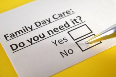 Bir kişi aile gündüz bakımıyla ilgili soruya cevap veriyor..