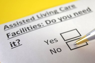 Bir kişi destekli yaşam merkezleri hakkındaki soruları yanıtlıyor..