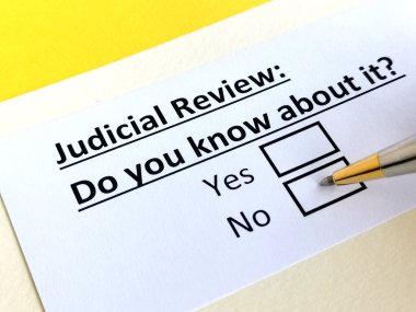 Bir kişi adli inceleme ile ilgili soruya cevap veriyor.