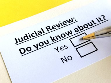 Bir kişi adli inceleme ile ilgili soruya cevap veriyor.