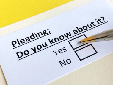 Bir kişi savunmayla ilgili soruya cevap veriyor..