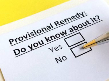 Bir kişi, geçici çözümle ilgili soruyu cevaplıyor..