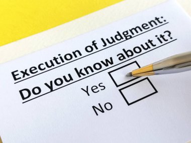 Bir kişi yargının infazıyla ilgili soruya cevap veriyor..