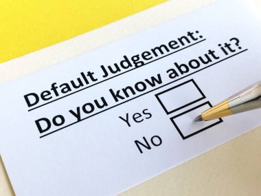 Bir kişi varsayılan kararla ilgili soruya cevap veriyor.