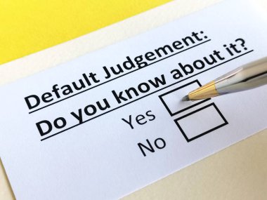 Bir kişi varsayılan kararla ilgili soruya cevap veriyor.