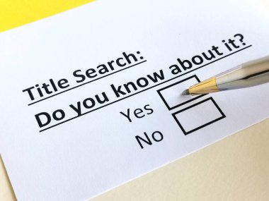 Bir kişi başlık aramasıyla ilgili soruya cevap veriyor.