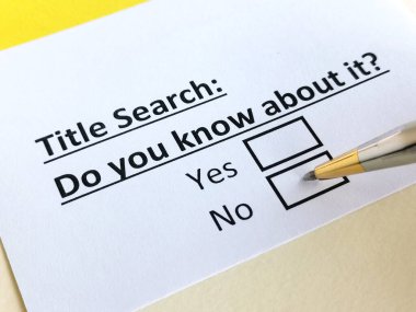 Bir kişi başlık aramasıyla ilgili soruya cevap veriyor.