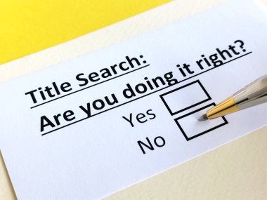 Bir kişi başlık aramasıyla ilgili soruya cevap veriyor.