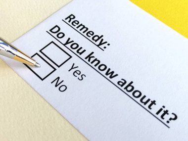 Bir kişi tedaviyle ilgili soruya cevap veriyor..