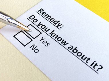 Bir kişi tedaviyle ilgili soruya cevap veriyor..