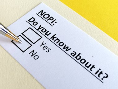 Bir kişi, Kamu yararı tebligatı ile ilgili soruya cevap veriyor (NOPI).