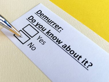 Bir kişi, katille ilgili soruya cevap veriyor..