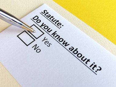 Bir kişi yasayla ilgili soruya cevap veriyor..