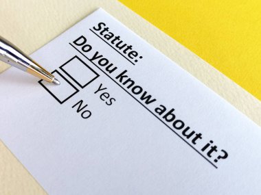 Bir kişi yasayla ilgili soruya cevap veriyor..