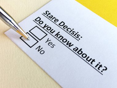 Bir kişi Stare Decisis ile ilgili soruya cevap veriyor..