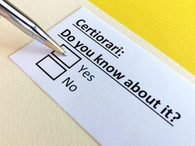 Bir kişi sertifikayla ilgili soruya cevap veriyor..