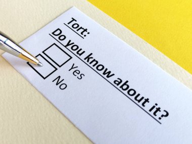 Haksız fiil yasasıyla ilgili soruya bir kişi cevap veriyor.