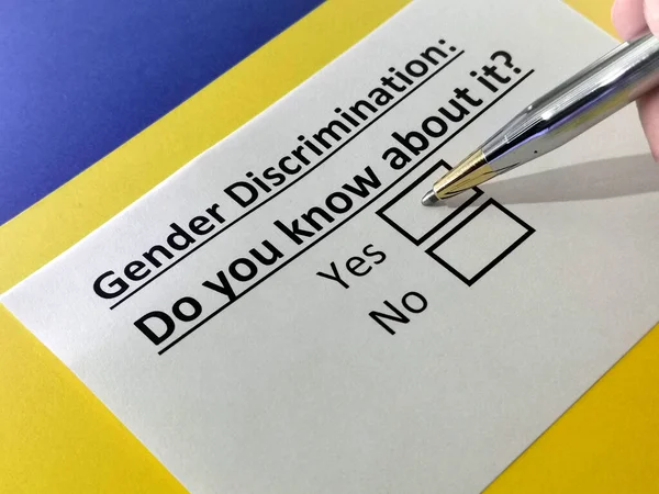 Una Persona Está Respondiendo Una Pregunta Sobre Discriminación Género — Foto de Stock