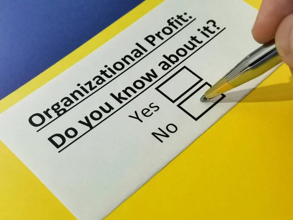 Una Persona Está Respondiendo Pregunta Sobre Beneficio Organizacional — Foto de Stock