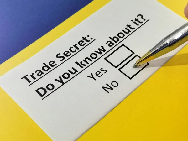 Bir kişi ticari sırlar hakkındaki soruları cevaplıyor..