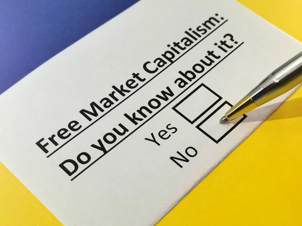 Bir kişi serbest piyasa kapitalizmi ile ilgili soruları yanıtlıyor..