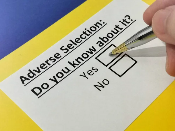 Bir kişi ters seçim hakkındaki soruyu cevaplıyor.