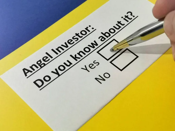 Jedna Osoba Odpowiada Pytanie Anielskiego Inwestora — Zdjęcie stockowe