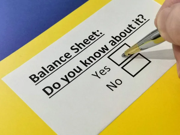 Una Persona Está Respondiendo Pregunta Sobre Balance — Foto de Stock