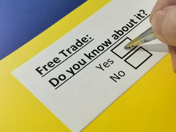 Una Persona Responde Una Pregunta Sobre Libre Comercio — Foto de Stock
