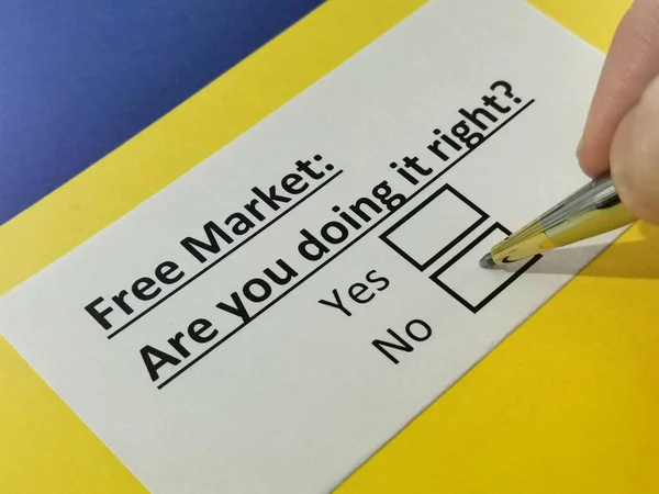 Uma Pessoa Está Respondendo Pergunta Sobre Mercado Livre — Fotografia de Stock